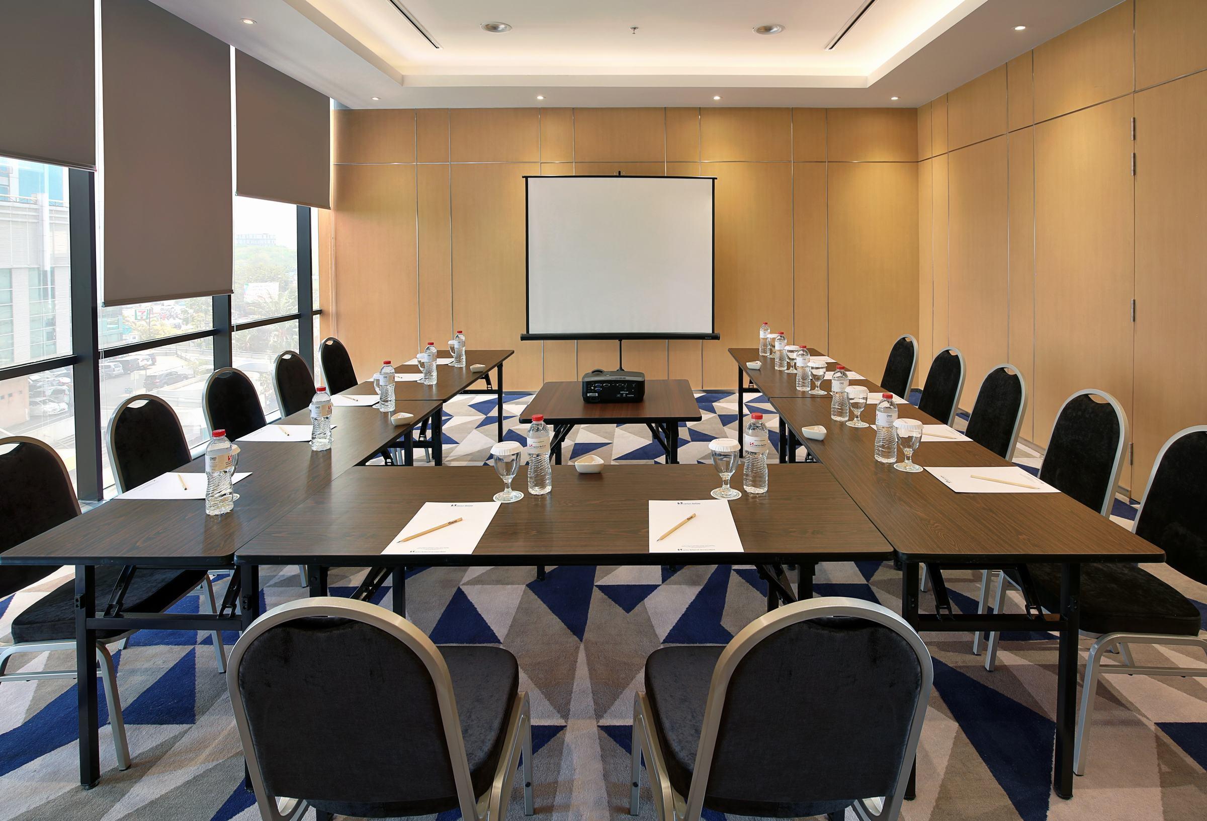 Swiss-Belinn Simatupang Jakarta Exterior photo
